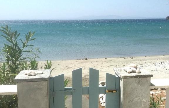 'Sea front' Rose's house in Tinos
