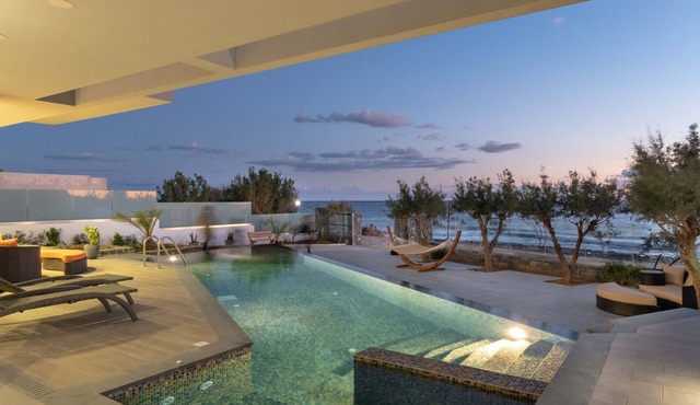 Sea-front suite in luxury contemporary villa with infinity pool & gorgeous views in Koutsouras