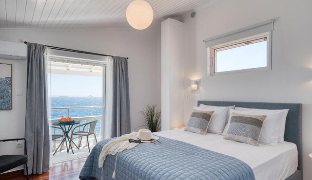 Sea Pearl - Luxury Beachfront Maisonette in Loutra Oraias Elenis