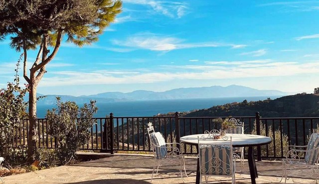 Sea-view house with 360° rooftop in an olive grove — 2 hrs from Athens in Akrata