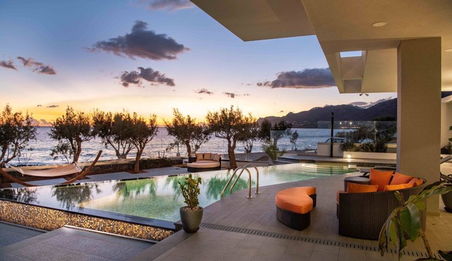 Seafront 5 bedroom with private infinity pool and whirlpool in Ierapetra