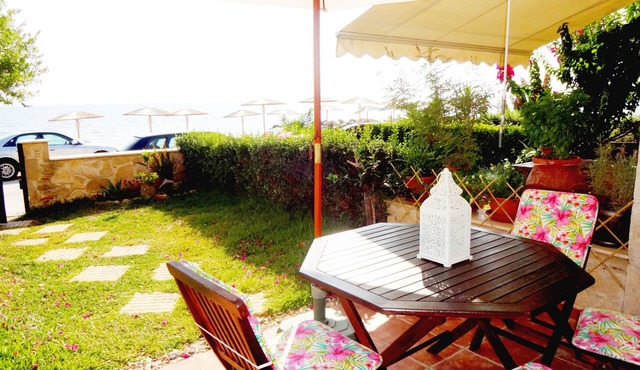 Seafront family beach house in Nikiti