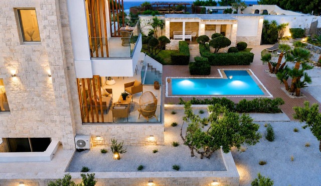 Seafront villa - Private Pool & Direct Sea Access in Ierapetra