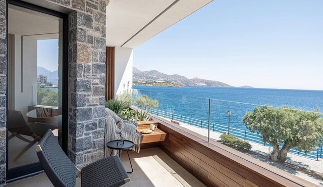 Seannamon Sea View Suite 2 steps from the beach in Agios Nikolaos