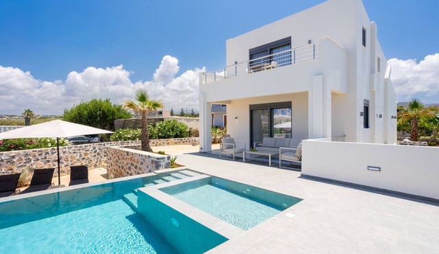 Seaside Villa with Heated Pool, By Hellocrete in Pigianos Kampos