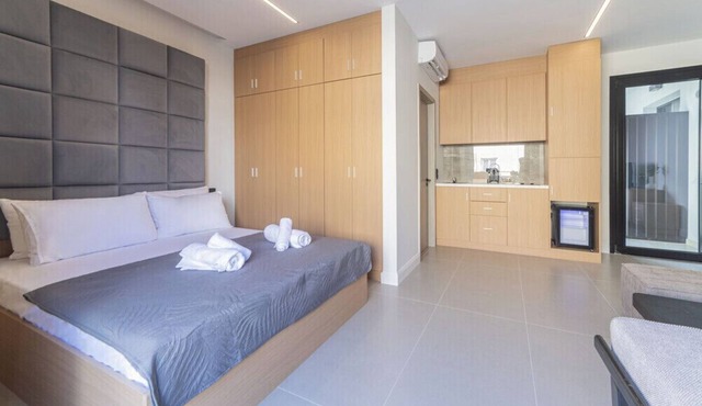 Serene AKVA Stay with Balcony in Piraeus in Athens