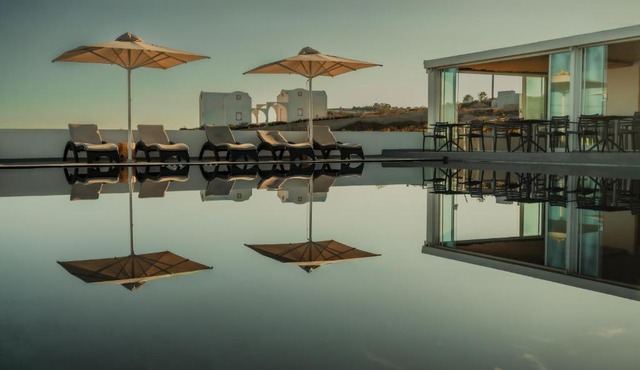 Serenità Luxury Suites in Akrotiri