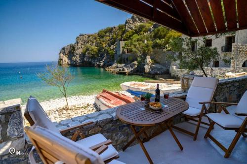 Sikies - Unique Beachfront Stone House in Alipa-Mani in Khalíkia