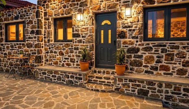 Sissy's Stone Apartments in Kymi-Aliveri