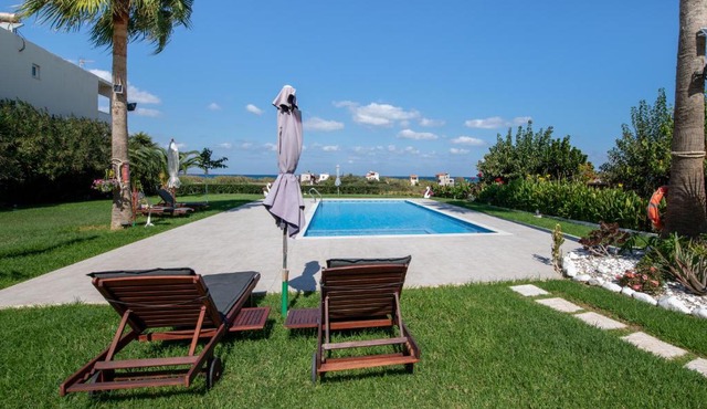 Socrates Holidays Apt. 1 with Pool near the Beach in Kamisianá