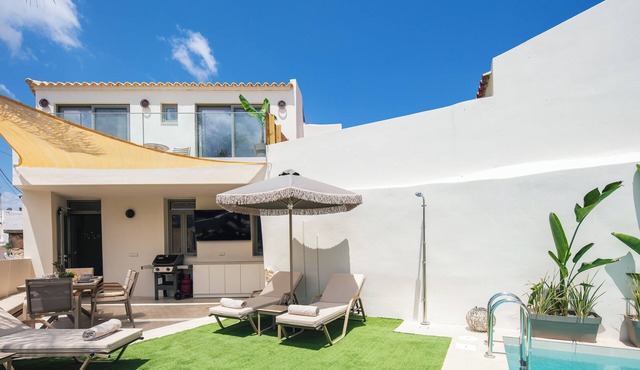 Soliva Villa, a modern cottage hideaway in Atsipópoulon