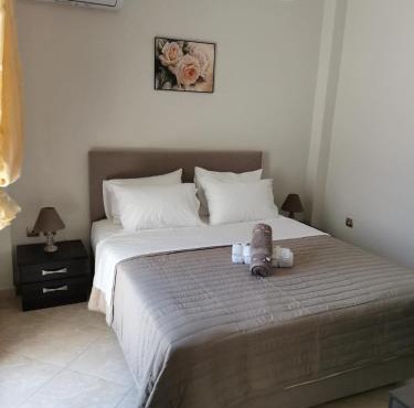 Spacious 2 bedroom apartment close to Lindos - sleeps 6 full air conditioning in Kalathos