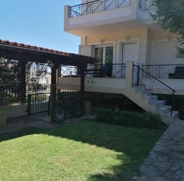 Spacious Apartment with Garden & BBQ in Kryoneri in Krionérion