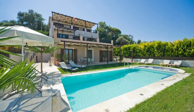 Spacious Family Villa - A/C, Private Pool, Games Room, Sea Views, Close to Beaches & Attractions! in Pigianos Kampos