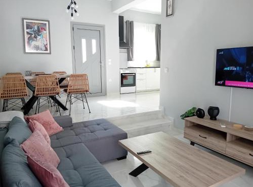 Spacious maisonette 200m from the sea private in Mytikas