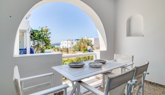 Spacious modern sea view apartment: AC, walk to taverns and beaches in Aliki