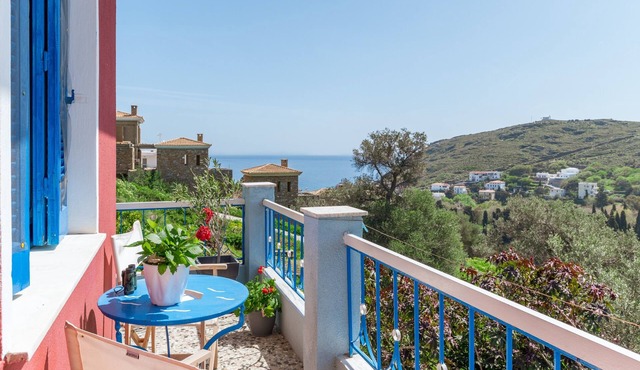 Stenies' Nook Apartment with Sea View, Shared Garden & Wi-Fi in Andros
