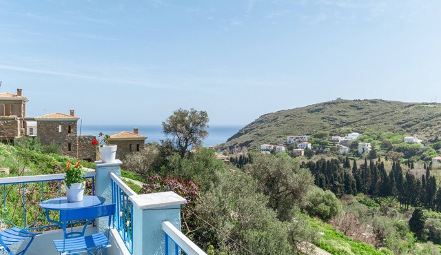 Stenies' Nook Family Home Apartment with Sea View, Shared Garden & Wi-Fi in Andros