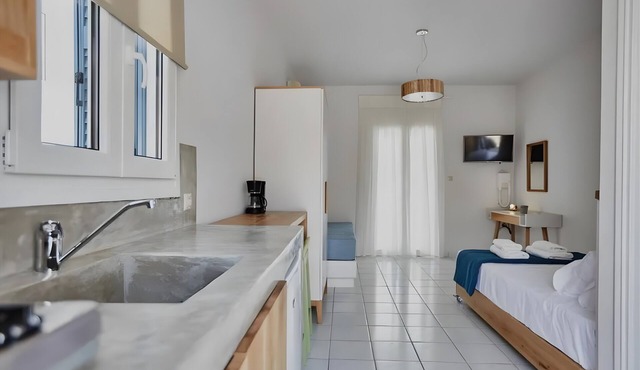 Studio Apartment 'Irene 1 Deluxe Double 1' with Sea View, Wi-Fi and Air Conditioning in Kato Agios Petros