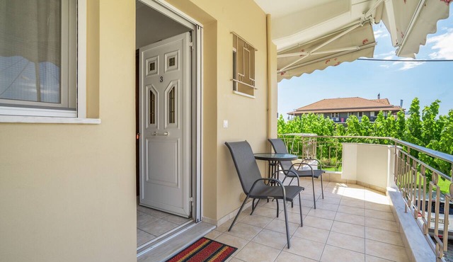 Studio Apartment 'Flo's 3' with Shared Garden, Wi-Fi and Air Conditioning in Missolonghi