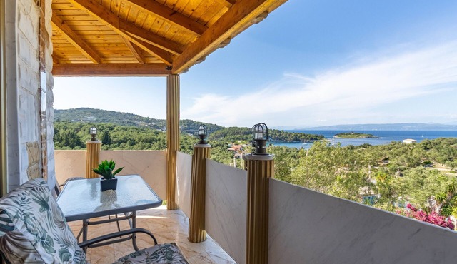 Studio Apartment 'Paco's Resort Luxury Villa 17' with Sea View, Wi-Fi and Air Conditioning in Paxoi