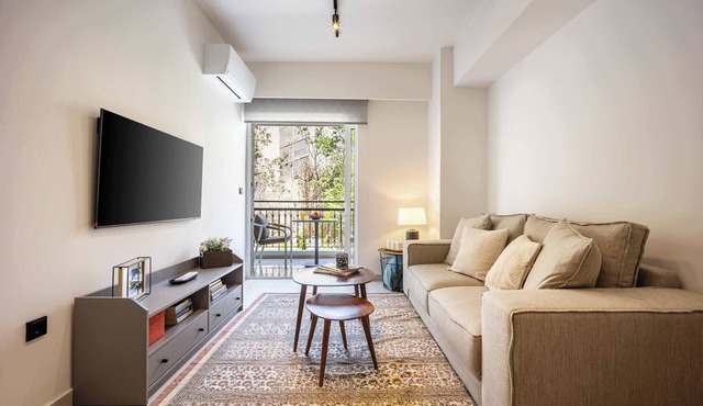 Stylish 1BR in Pangrati | Balcony & Green View in Athina