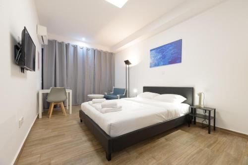 Stylish elevated ground floor studio with yard in Athens