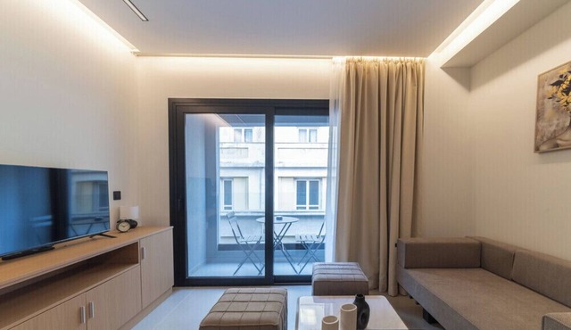 Stylish Retreat a short drive to Zeas Marina in Athens