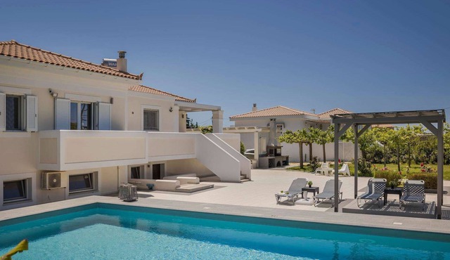 Stylish Villa, A/C, Private Pool, Fabulous Location - Just 5mins walk to Tavernas & Ai Helis Beach! in Svoronata