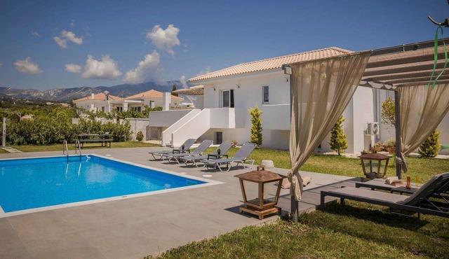 Stylish Villa, A/C, Private Pool, Fabulous Location - Just 5mins walk to Tavernas & Ai Helis Beach! in Svoronata