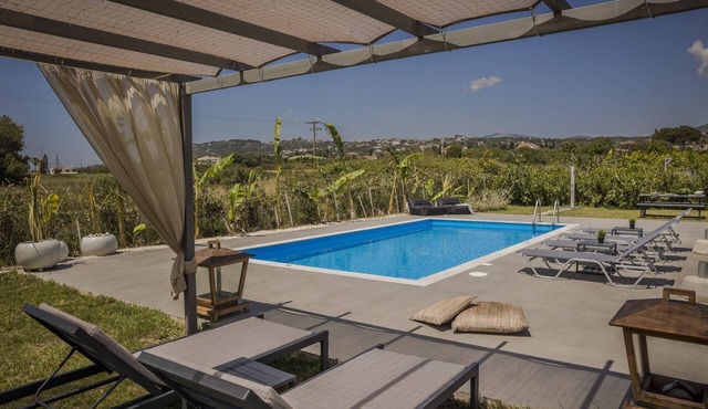 Stylish Villa, A/C, Private Pool, Fabulous Location - Just 5mins walk to Tavernas & Ai Helis Beach! in Svoronata