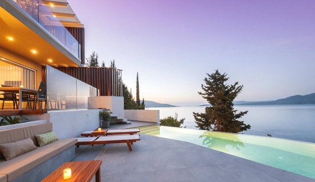 Stylish Villa with Stunning Sea Views and Pontoon Access near Tavernas in Nikiana