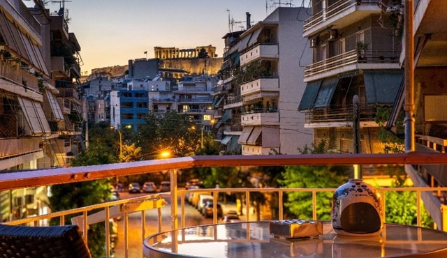 Sunny 2 bedroom cozy apartment, view of Parthenon in Athina