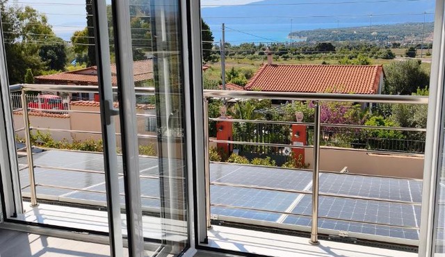 Sunny Home Loutraki is a modern studio with views of the bay and mountains with private parking in Loutraki