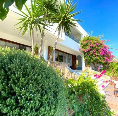 Svolis Beachhouse - Villa Set in a Beautiful Bay in Karistos