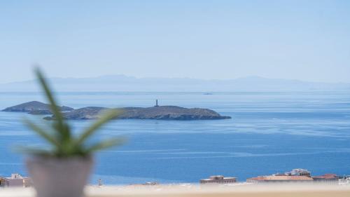 Tarik Home live traditional in Ano Syros