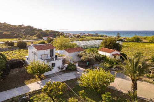 Thalia's Cottage - Cozy, Romantic Retreat with Sea & Mountain views in Kámpos