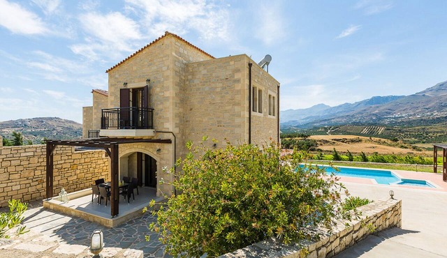 Thalia, Traditional Stone Villa, Intimate Spaces & Private Pool, Family Friendly in Lefkogeia