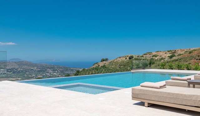 Thaloria Villa, Luxury Retreat with Pool near Rethymno in Ano Valsamonero
