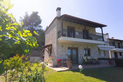 The Emerald Garden Maisonette in Siviri