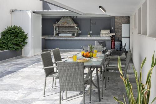 The Grand Stallion Apartment in Pesádha