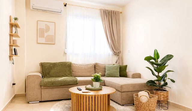 The PINE, Stylish Thessaloniki Stay & Priv Parking in Stavroupoli