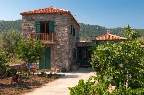 Traditional Stone Villa, Spacious Seaside Retreat in Lióta