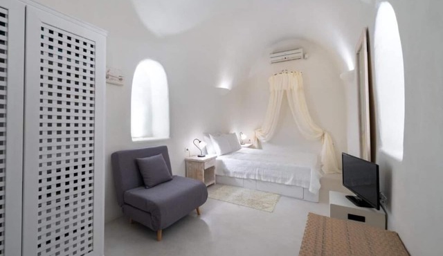 Tranditional Cave House In The Heart of Fira-Santorini in Thera