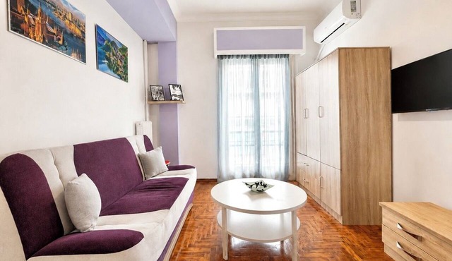 Transit Hub Pad - Steps to Metro -Sleeps 3 by ΜΡS in Athina