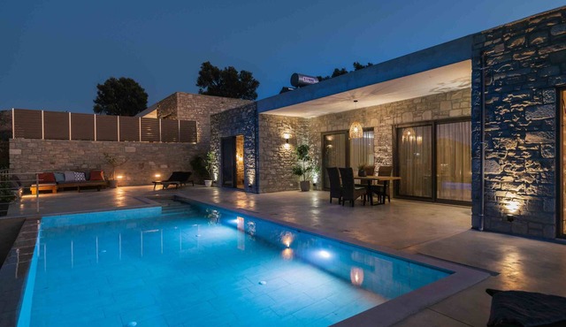 Triades Villas 1, dreamlike natural stone house with saltwater pool, quiet surroundings in Sivas