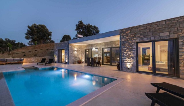 Triades Villas 2, Traumhafte Natursteinvilla mit Salzwasserpool, Ruhige Umgebung in SIVAS
