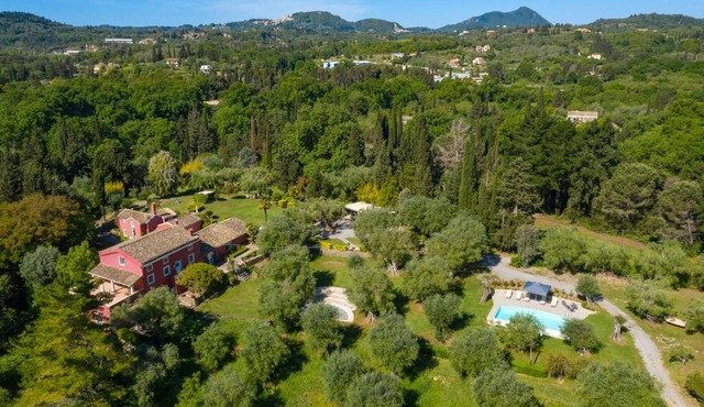 Triklino Estate in Áfra