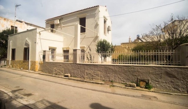 Two-storey recently renovated garden house . Family-sized 15' from the center in Chania