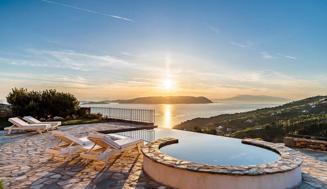 Villa Alverionis, Divine Sea Views, Private Infinity Pool, Spacious Furnished. in Skopelos